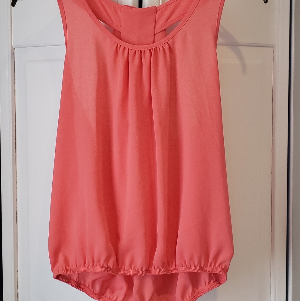 Elastic bottom tank top
